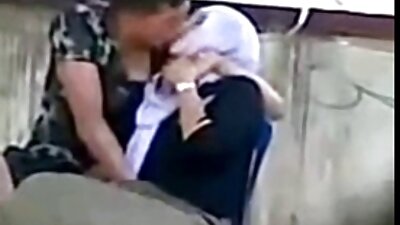 junge Blondine im kurzen Kleid fickt mit einem schönen Kuss. reife porn tube