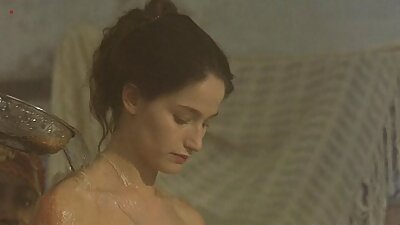 Sportliche Blondine mit schwarzen Freundeküssen vor reife sex tube der Kamera