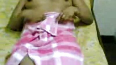 Eine reife weiber tube Blondine in aufrichtigen Shorts überredete ihre Nachbarin, sie zu küssen