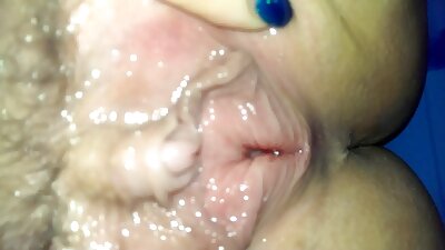 Schlankes Mädchen mit hervorstehenden Brustwarzen ejakuliert auf reife titten tube zwei Mitglieder