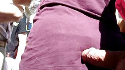 zwei blonde Schönheiten gönnen sich Küsse mit videos reife frauen einem zufriedenen Mann