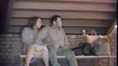 Entzückendes schönes Ficken mit schwarzen Kerlen in zwei Küssen auf den alte frauen sex video Schwanz, während ihr Mann es tut